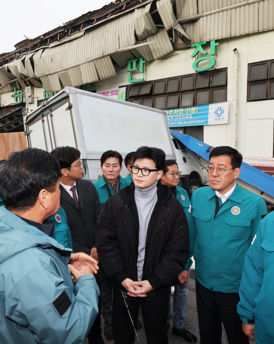 한동훈 국민의힘 대표가 1일 오후 지난 폭설 때 지붕이 무너진 경기도 안양시 동안구 안양농수산물도매시장을 방문해 현장을 살펴보고 있다.<연합뉴스 사진>